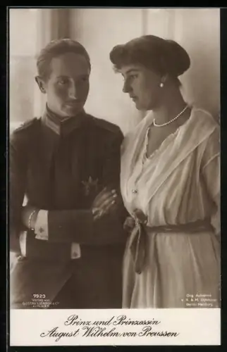 AK Prinz & Prinzessin August Wilhelm von Preussen, mit verschränkten Armen