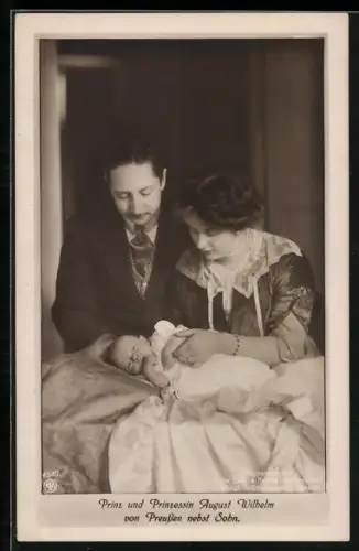 AK Prinz und Prinzessin August Wilhelm von Preussen, gemeinsam mit ihrem Sohn