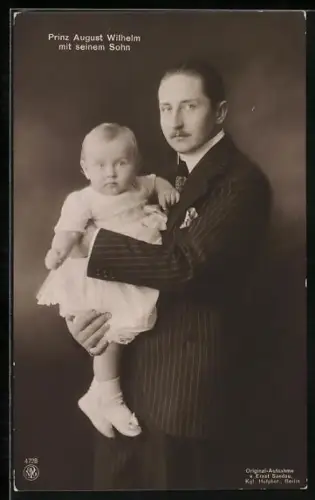 AK Prinz August Wilhelm von Preussen, Sohn Alexander Ferdinand auf dem Arm