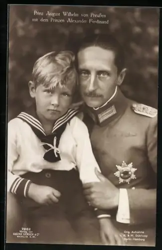 AK Prinz August Wilhelm von Preussen mit dem Prinzen Alexander Ferdinand, Uniform