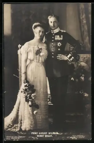 AK Prinz August Wilhelm von Preussen in Uniform mit Orden nebst Braut, Rosenstrauss
