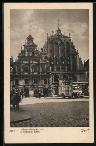 AK Riga, Strassenpartie mit Schwarzhäupterhaus und Omnibus