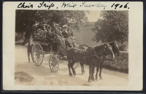 Foto-AK Burford, Families in a Horse-Drawn Carriage