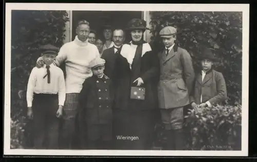 AK Wieringen, Kronprinzessin Cecilie von Preussen und Familie, Fotoapparat