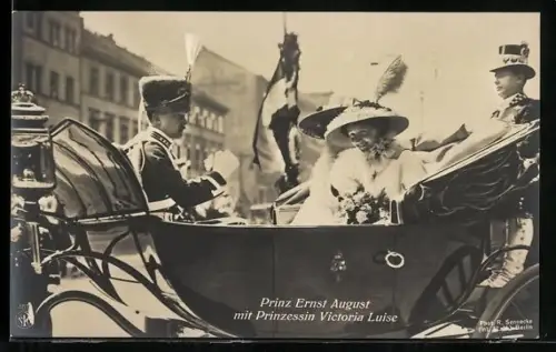 AK Prinz Ernst August und Prinzessin Victoria Luise bei einer Kutschfahrt