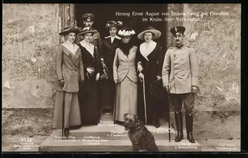 AK Herzog Ernst August von Braunschweig mit Gehmahlin im Kreise ihrer Verwandten