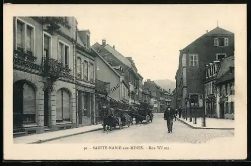 AK Sainte-Marie-aux-Mines, Rue Wilson avec calèches et passants