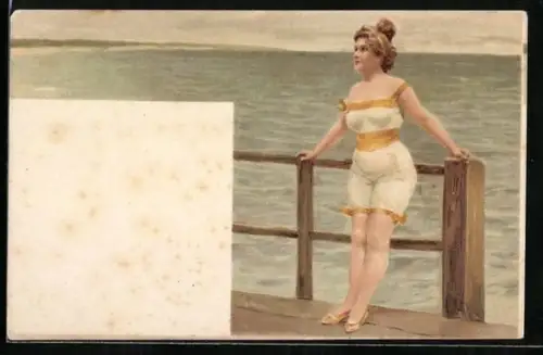 AK Üppige Frau posiert in Bademode auf einem Seesteg