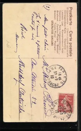 AK Kind sitzt auf dem Klavier und spielt mit den Notenblättern