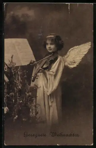 AK Kleiner Weihnachtsengel mit Geige bei einem Weihnachtsbaum