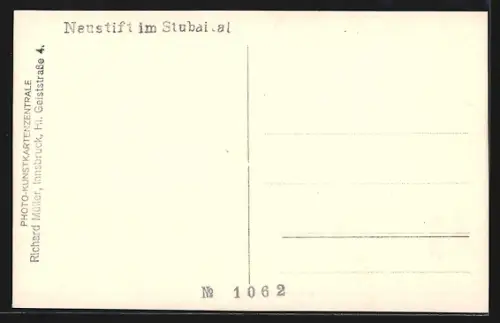 AK Neustift im Stubai, Ortsansicht von der Landstrasse, mit Wanderern