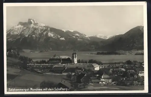 AK Mondsee, Ortsansicht mit der Kirche St. Michael und Blick zum Schafberg