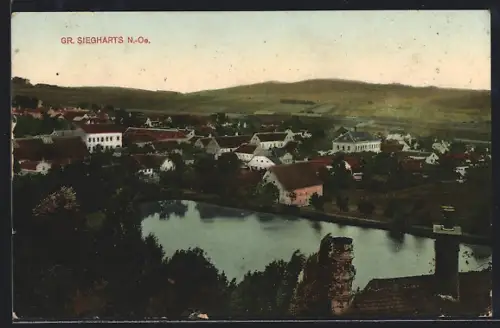 AK Gr. Siegharts /N.-Ö., Totalansicht mit Gewässer aus der Vogelschau