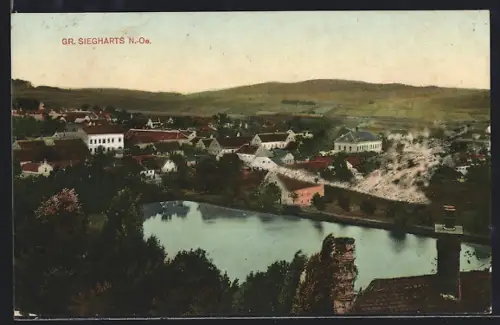 AK Gr. Siegharts /N.-Ö., Ortsansicht mit Teich aus der Vogelschau