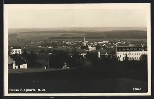 AK Gross Siegharts /N.-Oe., Ortspanorama mit Kirche
