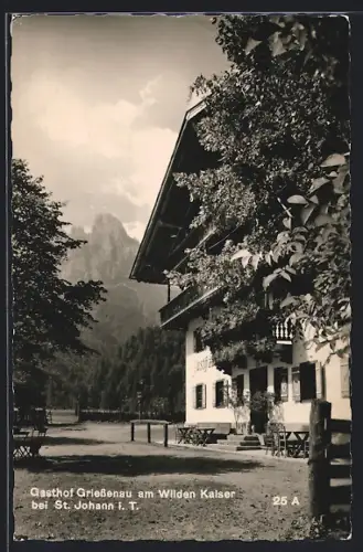 AK St. Johann i. T., Gasthof Griessenau am Wilden Kaiser mit Strasse und Berg