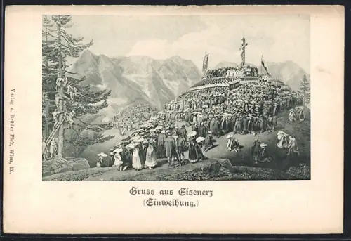 Künstler-AK Eisenerz, Einweihung, Berg mit Kruzifix, Publikum u. Fahnen