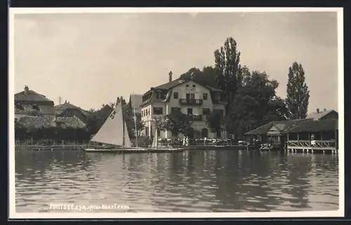 AK Mattsee, Panorama mit Gasthaus Seewirt vom Wasser aus