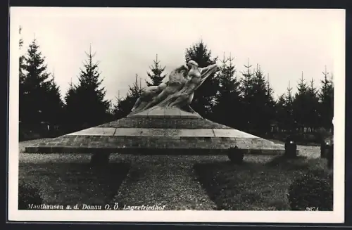 AK Mauthausen a. d. Donau, Denkmal am Lagerfriedhof