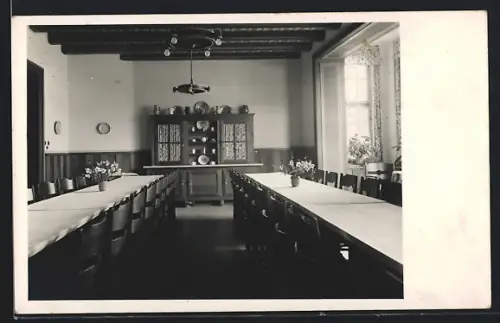 AK Bad Elster, Landfrauenerholungsheim, Speisesaal mit gedeckten Tischen und Schrank