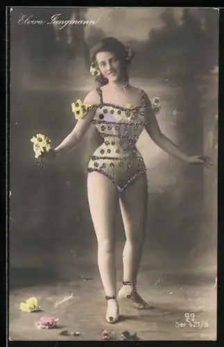 AK Schauspielerin Elvira Jungmann in glitzerndem Korsett