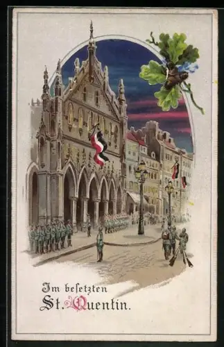 AK St. Quentin, Deutsche Soldaten vor Rathaus mit deutscher Nationalbeflaggung, Halt gegen das Licht