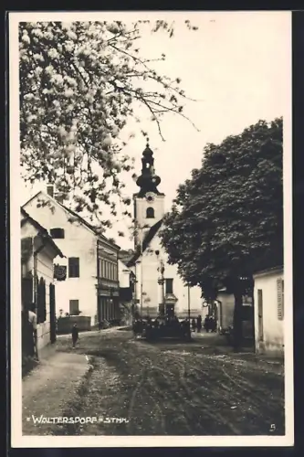 AK Waltersdorf /Stmk., Strassenpartie mit Kirche
