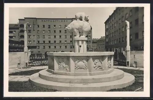 AK Wien V, Gemeindebau Matteottihof, der Tierkreisbrunnen