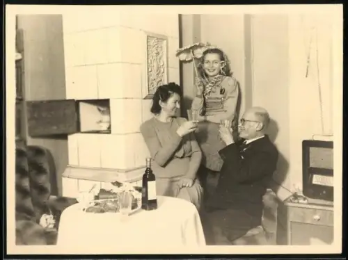 Fotografie Familie zu Selvester in ihrer Wohnung mit Kachelofen