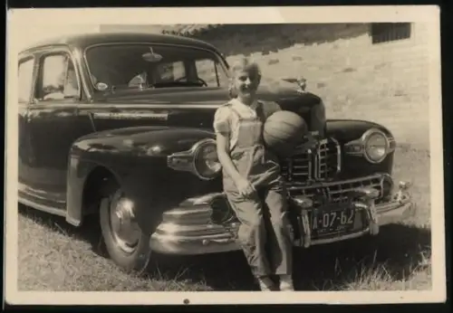 Fotografie junges Mädchen lehnt am Lincoln Continental, Kennzeichen A-07-62