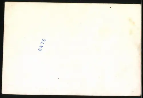 Fotografie junges Mädchen lehnt am Lincoln Continental, Kennzeichen A-07-62