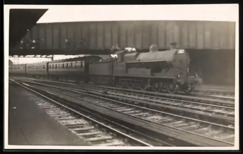 Fotografie britische Eisenbahn LMS Nr. 25787 mit Personenwagen