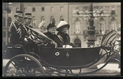 AK Königin Maria Therese von Bayern mit Kaiserin Auguste Victoria in der Kutsche