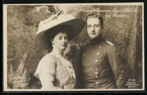 AK Prinz & Prinzessin August Wilhelm von Preussen, in Uniform