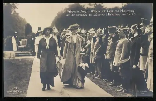 AK Prinzessin August Wilhelm mit Frau von Hindenburg nach der Einweihung des Eisernen Hindenburgs von Berlin