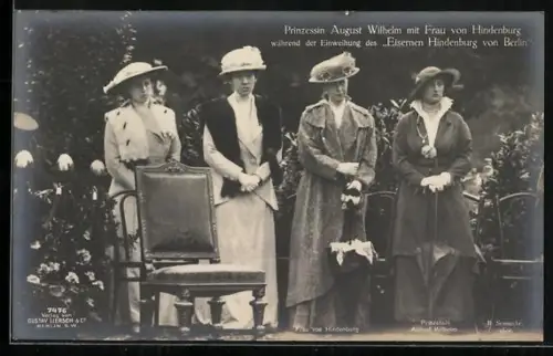 AK Prinzessin August Wilhelm mit Frau Hindenburg während der Einweihung des Eisernen Hindenburg von Berlin, Kriegshilfe