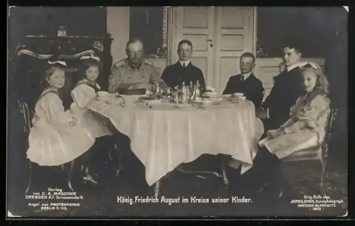 AK Dresden, Residenzschloss, König Friedrich August von Sachsen im Kreise seiner Kinder