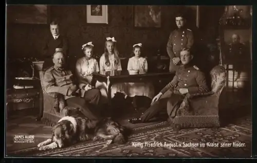AK König Friedrich August von Sachsen in Uniform mit seinen Kindern und dem Hund, Söhne in Uniform