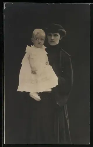 AK Kaiserin Zita von Österreich mit Kind auf dem Arm