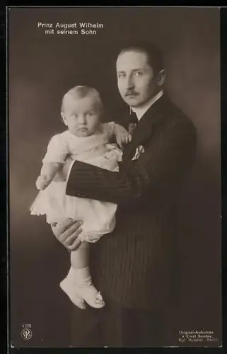 AK Prinz August Wilhelm von Preussen, Sohn Alexander Ferdinand auf dem Arm