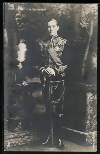 AK Prinz Arthur von Connaught in Uniform mit Orden und Säbel