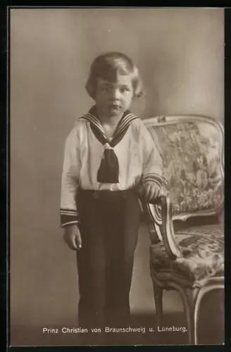 AK Prinz Christian von Braunschweig und Lüneburg lehnt an einem Stuhl