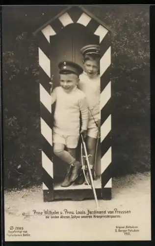 AK Prinz Wilhelm und Prinz Louis Ferdinand von Preussen mit Degen im Wachhäuschen, ältesten Söhne d. Kronprinzenpaares