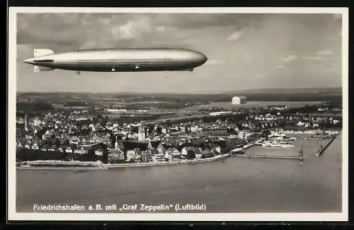 AK Friedrichshafen, Luftschiff Graf Zeppelin über dem Hafen