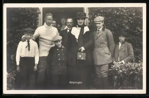 AK Kronprinz Wilhelm von Preussen mit seiner Familie, Cecilie mit Fotoapparat