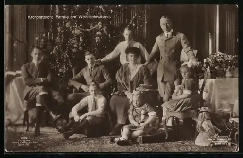 AK Kronprinz Wilhelm von Preussen mit seinem Liebsten vor dem Christbaum
