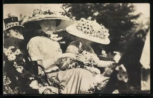 AK Kronprinzessin Cecilie nimmt am Blumenkorso teil