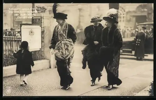 AK Berlin, Kronprinzessin Cecilie, die Gattin von Kronprinz Wilhelm bei der Eröffnungsfeier der Ausstellung Der Strauss