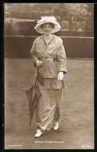 AK Kronprinzessin Cecilie mit Hut, Regenschirm in der Hand