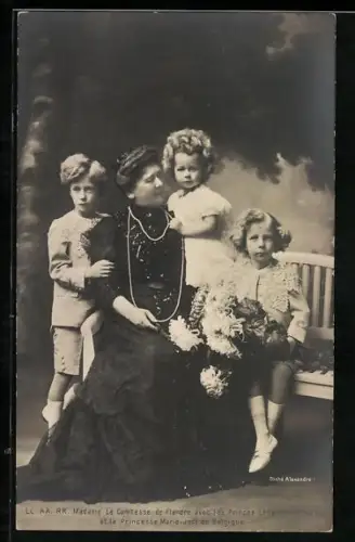 AK Königshaus von Belgien, Madame la Comtesse de Flandre avec les Princes Léopold et Charles et la Princesse Marie-Jose